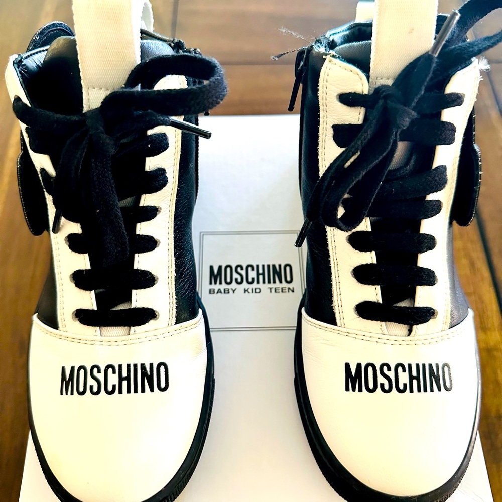 Authentic Black and white Moschino Teddy Bear logo shoes 🖤